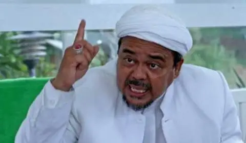 Kebetulan ataukah didesain, Yang Habib Rizieq Lakukan Saat Pemakaman Mbah Moen