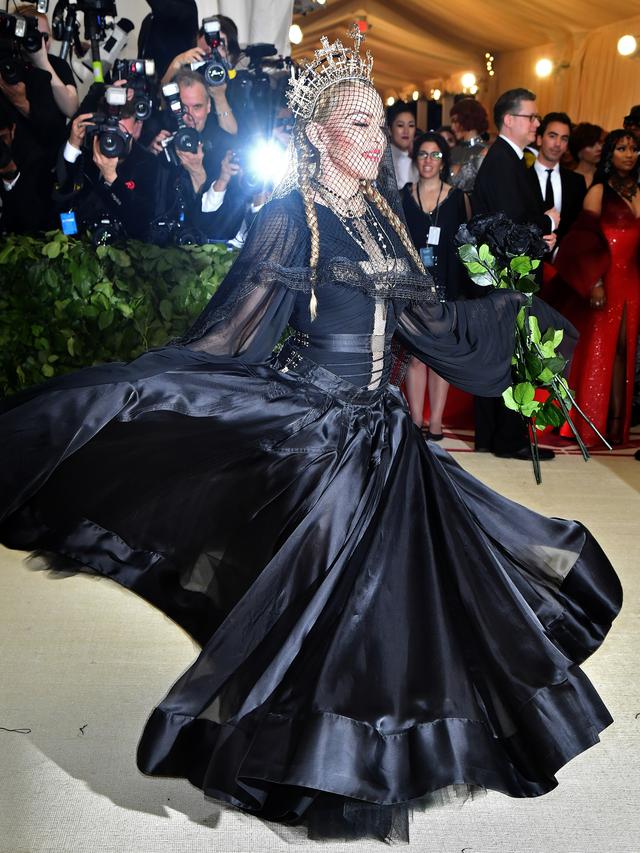 Madona Pakai Rancangan Desainer Indonesia Di Met Gala 2018 Dipuji Berkostum Terbaik