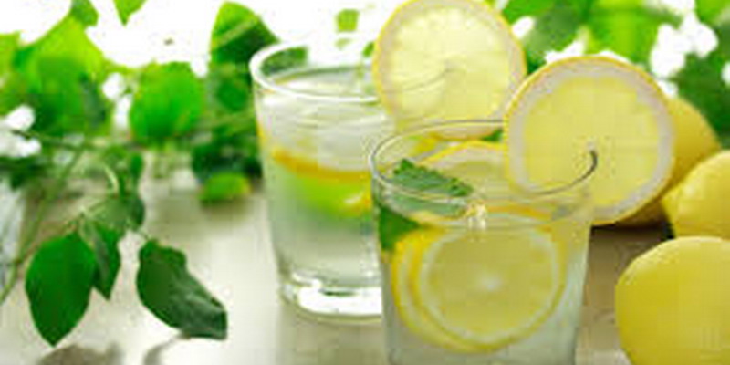Tiga Manfaat Rajin Minum Air Lemon Hangat di Pagi Hari