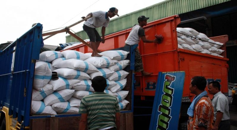 ada-dugaan-beras-plastik-diproduksi-di-dalam-negeri