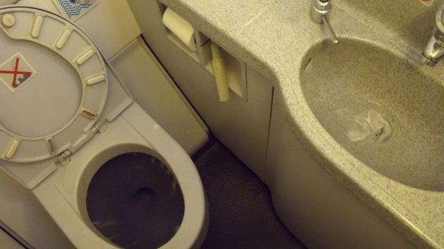 Fakta Cara Kerja Toilet di Pesawat