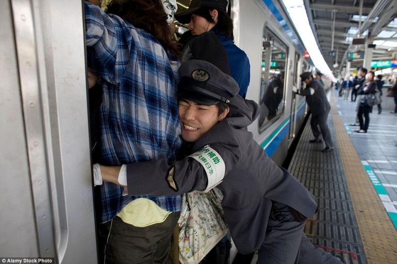 Kondisi Subway Tokyo ini Lebih Mengerikan Dibandingkan Commuter Line Jabodetabek 