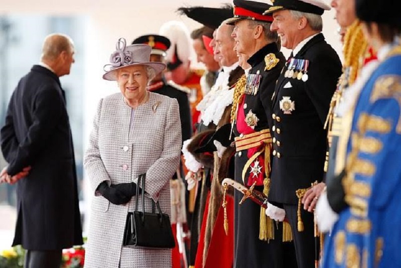 Yuk, Intip Isi Tas Mahal Ratu Elizabeth II