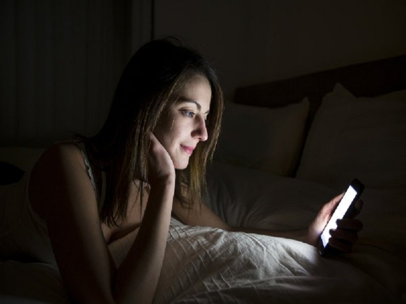 Awas! Jangan Terlalu Sering Main Ponsel Menjelang Tidur