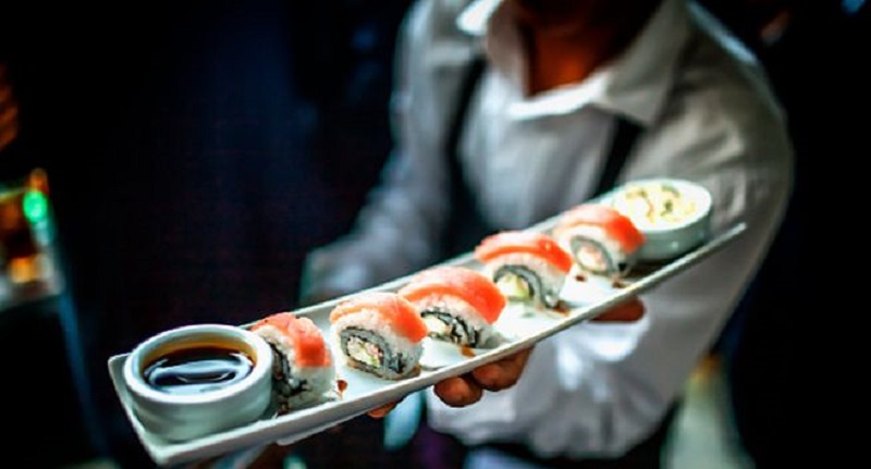 Suka Sushi? Ini 5 Manfaat Sehat Makan Sushi