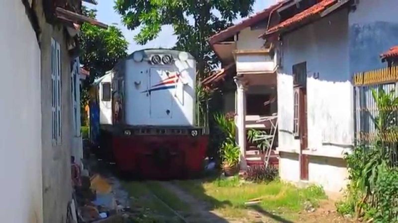 Deg-degan, Ada Kereta Api Lewat di Halaman Rumah Warga. GOKIL!!