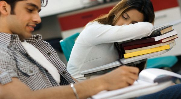 7 Penyebab Orang Tidur Di Kelas &#91;siap2 bantal buat IGO om&#93;