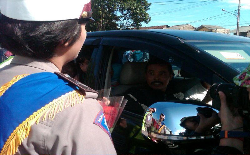 polwan-bagikan-bunga-di-tengah-kondisi-macet-puncak