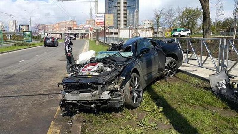 kendarai-nissan-gt-r-170-km-jam-pesepak-bola-hantam-tiang-listrik