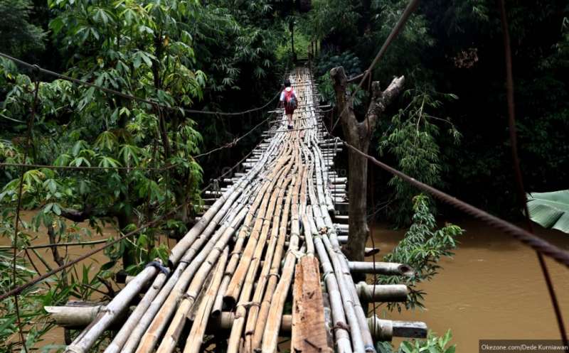 jembatan-bambu-berumur-puluhan-tahun-penghubung-warga-purwakarta