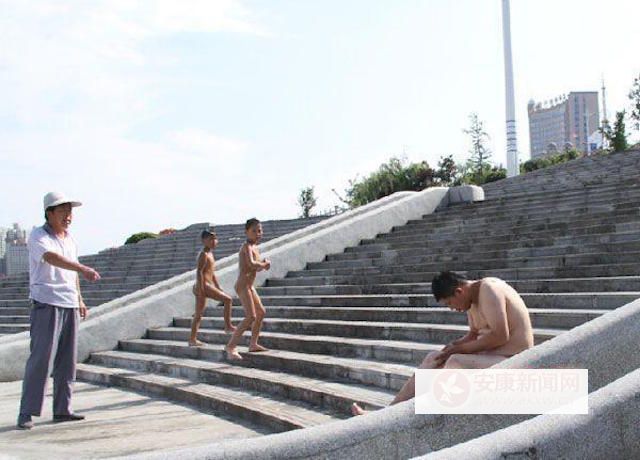 pria-tanpa-busana-kejutkan-pengunjung-taman-jiangbei