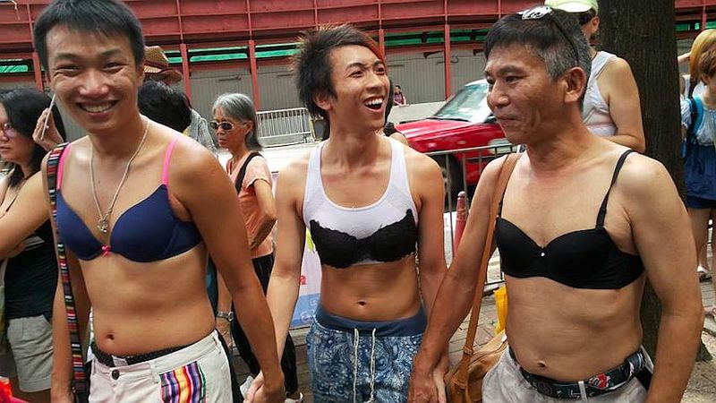 ratusan-demonstran-pakai-bra-untuk-protes-pengadilan