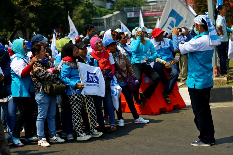Asik Selfie, Aksi Buruh Perempuan di Patung Kuda