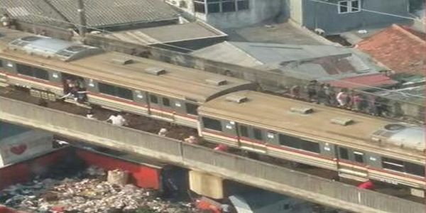 Dua Kereta Berbenturan di Stasiun Juanda