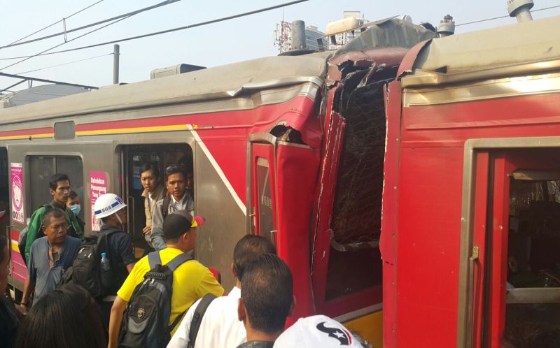 Dua Kereta Berbenturan di Stasiun Juanda