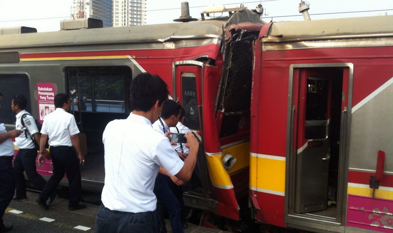 Dua Kereta Berbenturan di Stasiun Juanda