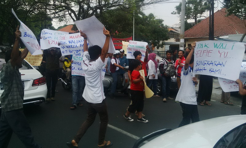dikecewakan-ridwan-kamil-korban-penggusuran-blokir-jalan