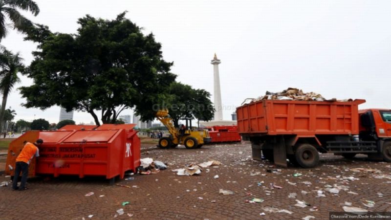 polisi-kawal-truk-sampah-jakarta