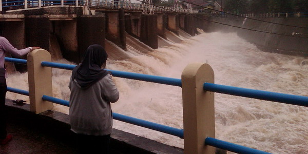 siap-siap-hujan-lebat-bendung-katulampa-siaga-iii