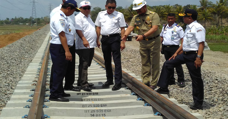 Pemasangan Rel Kereta Api Trans Sulawesi Sudah 2 Km