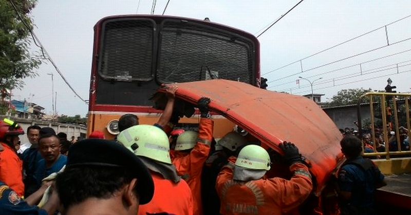 BREAKING NEWS : KRL TABRAK METROMINI DI PERLINTASAN ANGKE, BELASAN ORANG TEWAS