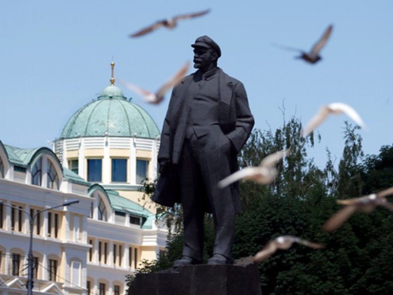 Diledakkan Pemberontak, Patung Lenin Tetap Utuh