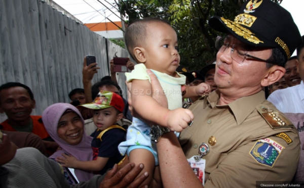 Kondangan ke Rumah Warga, Ahok Nikmati Makan Siang Enak