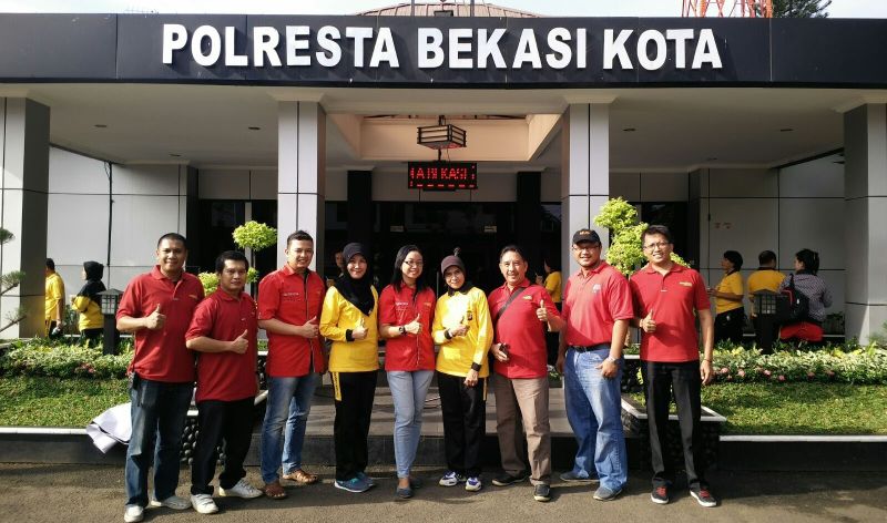 Innova Community Bagikan Keranjang Sampah di Polresta Bekasi gan!!!