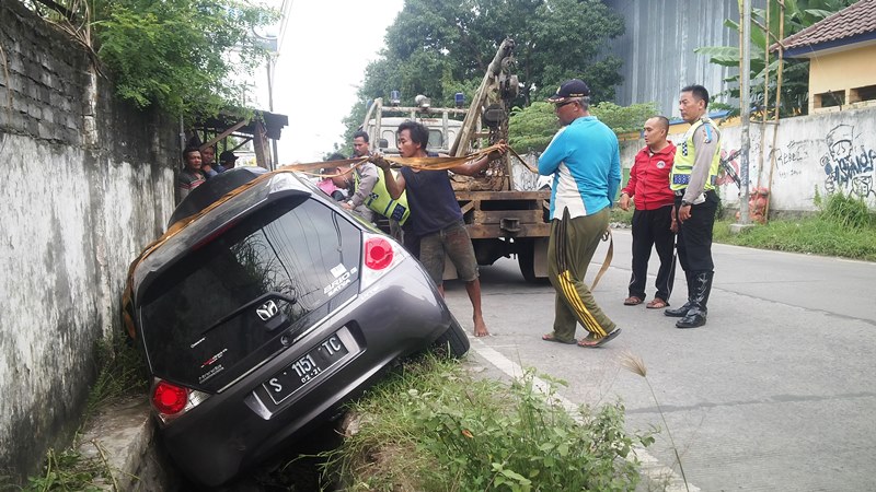 Main Handphone saat Berkendara, Mobil PNS Masuk Parit