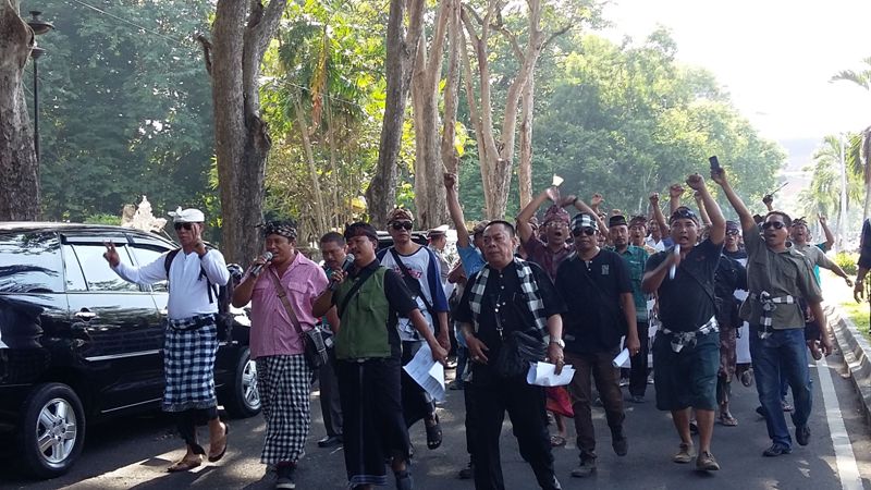 ribuan-sopir-di-bali-demo-tolak-taksi-online