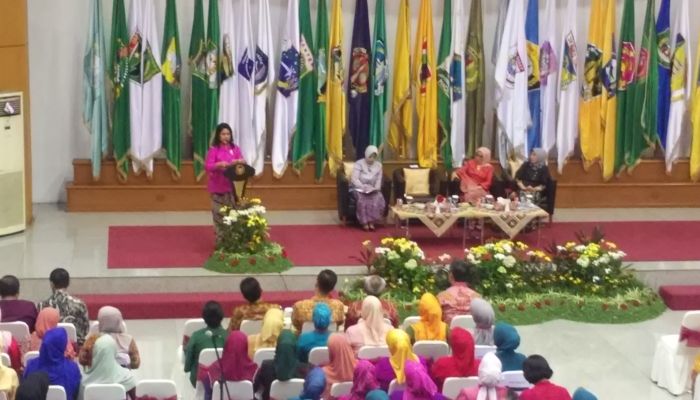 Ketika Ibu Negara Lupa Catatan saat Sambutan