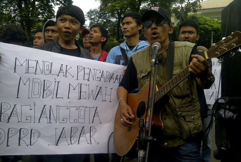 lagu-bongkar-warnai-aksi-penolakan-fortuner-untuk-dprd-jabar