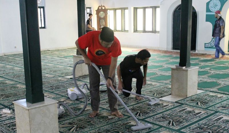 Program Bersih-Bersih Masjid Cagub dari PKS Disambut Antusias