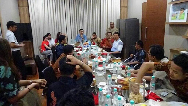 ahok-rapat-sambil-ngebir-roy-biarkan-publik-yang-menilai