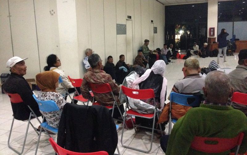 fpi-satpol-pp-dan-polisi-bubarkan-gelaran-simposium-nasional