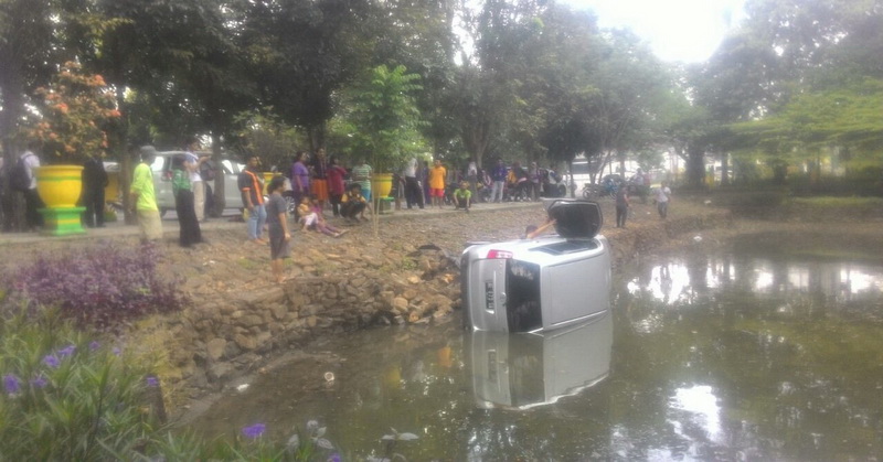 Diseruduk Bus Sumber Selamat, Avanza Nyemplung Kolam