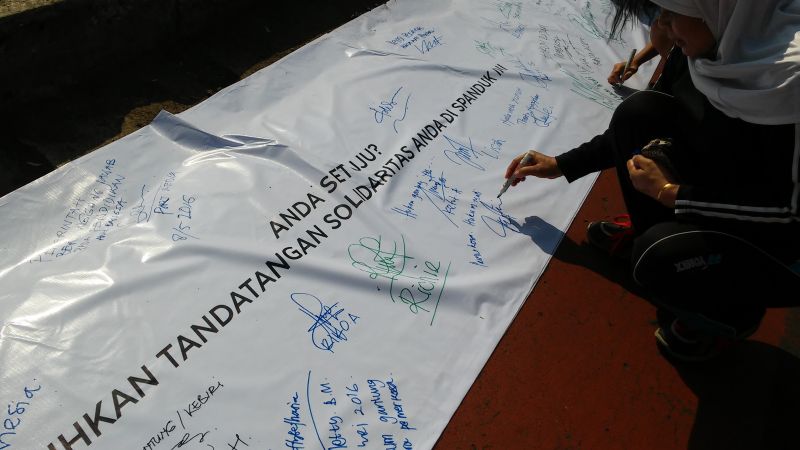 pengunjung-cfd-setuju-pemerkosa-yuyun-dikebiri