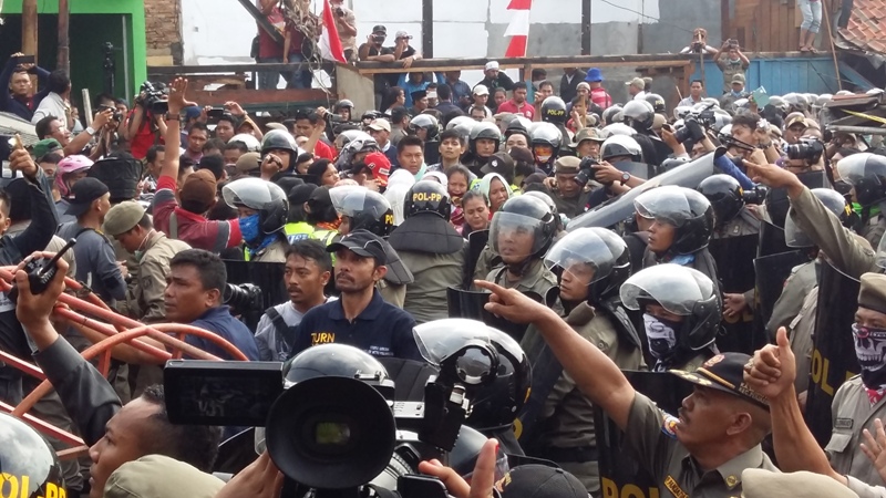 Tolak Penggusuran, Ribuan Warga Dadap Hadang Aparat dengan Parang