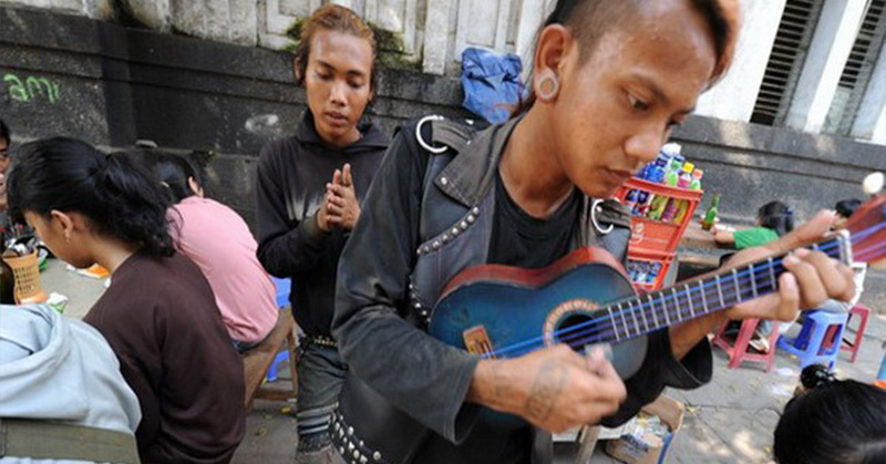 Aneh tapi Nyata! Tipe-tipe Pengamen Cuma Ada di Indonesia, Nomer 3 Tatapan Intimidasi