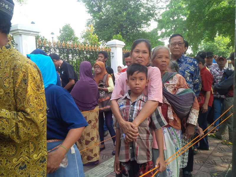 Ribuan Warga Yogyakarta Rela Antre untuk Bertemu Jokowi