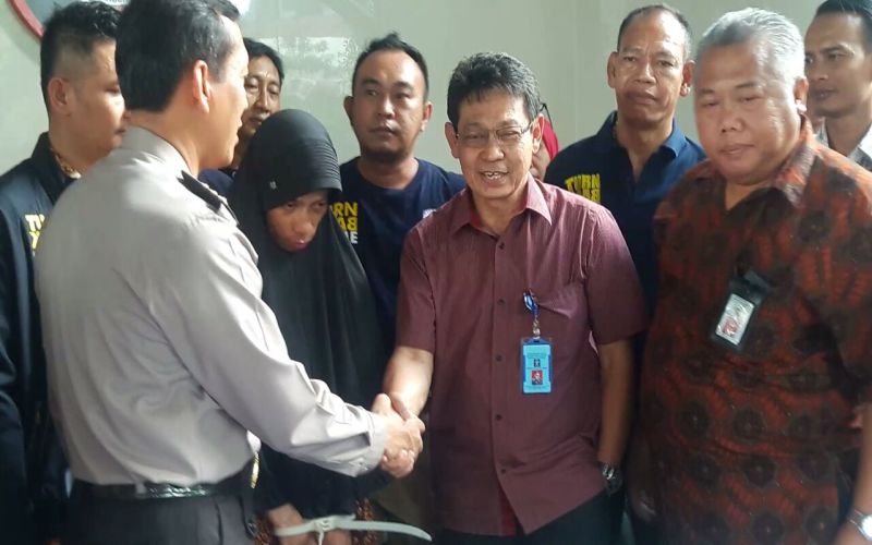 Dikembalikan ke Rutan, Anwar Kenakan Jilbab &amp; Bibir Bergincu