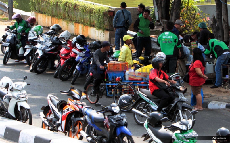 Ada Saja Alasan Tukang Ojek Ngetem di Trotoar Stasiun Palmerah