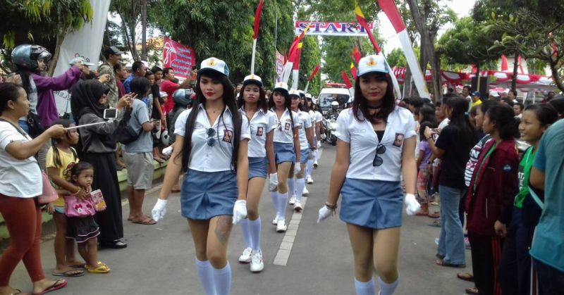Gunakan Kostum SMA saat Gerak Jalan, Kelompok Waria Dikecam Netizen