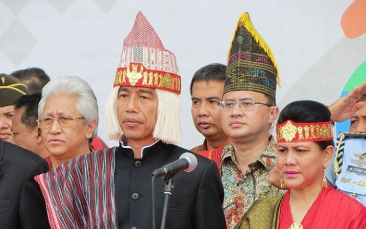 Kenakan Pakaian Adat Batak Toba, Jokowi Disebut Mirip Penyanyi Sia