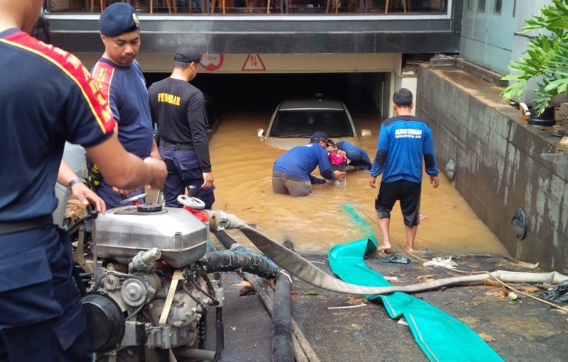 banjir-pengamat-ahok-berani-enggak-segel-gedung-di-kemang