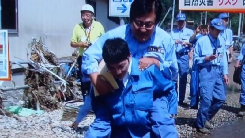 pejabat-jepang-dikritik-karena-digendong-saat-tinjau-lokasi-bencana