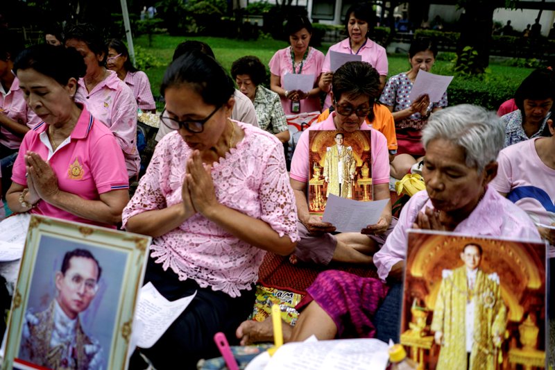 'Ritual' Baju Pink Warga Thailand Demi Kesembuhan Raja