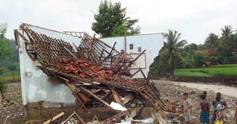 Tolong, Bangunan SMP Ini Hampir Hilang Terbawa Banjir