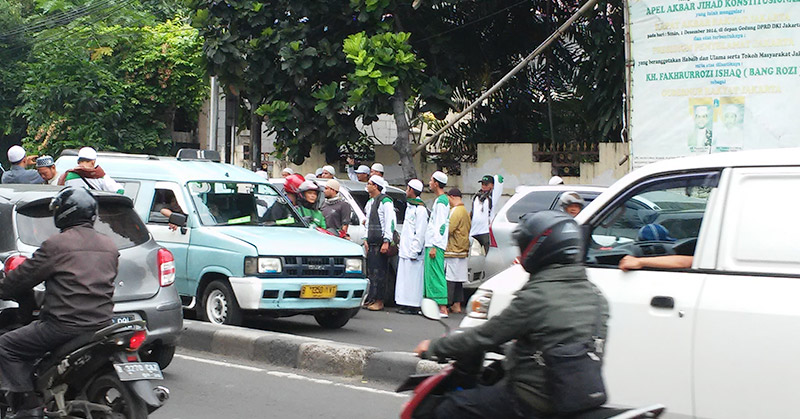 Selfie di Pinggir Jalan, Massa FPI Bikin Macet