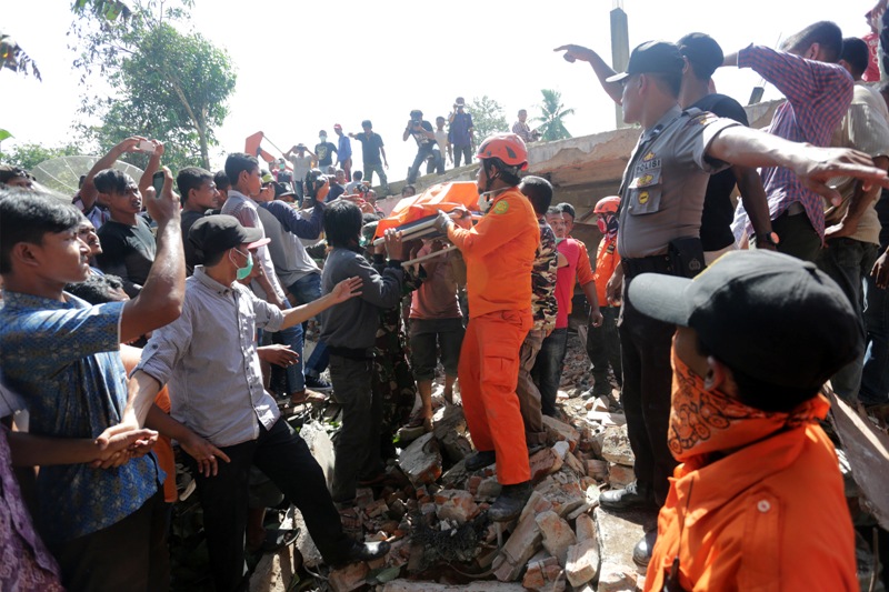 Foto-foto Dampak Gempa Aceh 6,5 SR Yang Menggetarkan Hati